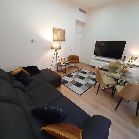 Beautiful Historic Center Apt! Малага Экстерьер фото